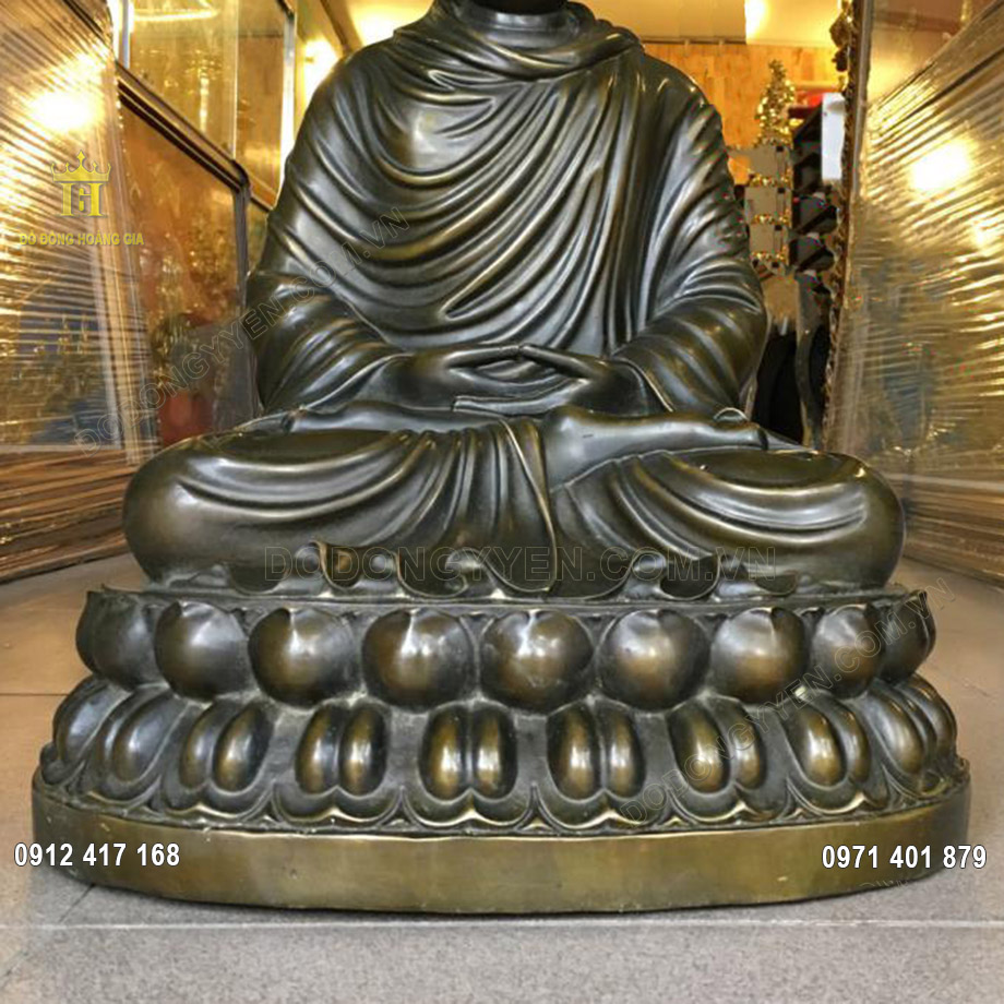 Tòa hoa sen mà Đức Phật ngồi theo thế kiết già được chạm khắc vô cùng tỉ mỉ